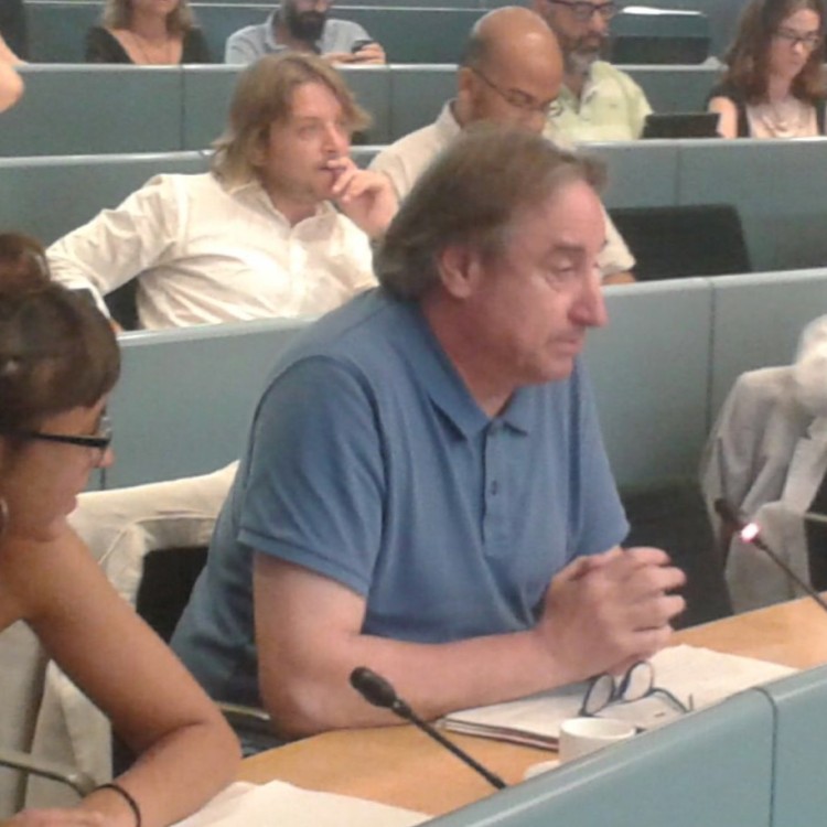 Juanjo Puigcorbé durant la comissió de Drets Socials, Cultura i Esport